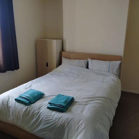 Self Catering 2 Bedroom Flat, Frequent Buses, 1-Minute Walk To Bus Stop, 20 Minutes To City Center Единбург Екстериор снимка