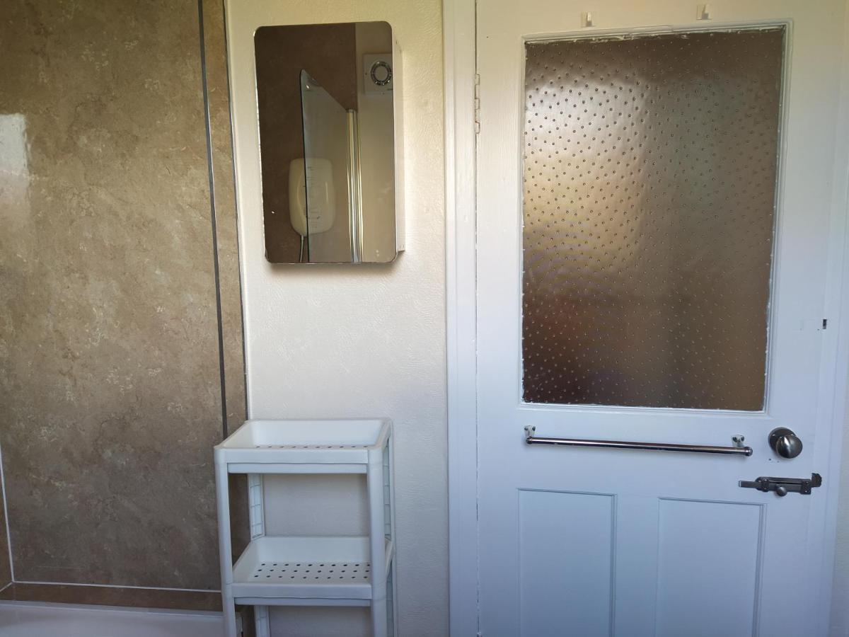 Self Catering 2 Bedroom Flat, Frequent Buses, 1-Minute Walk To Bus Stop, 20 Minutes To City Center Единбург Екстериор снимка