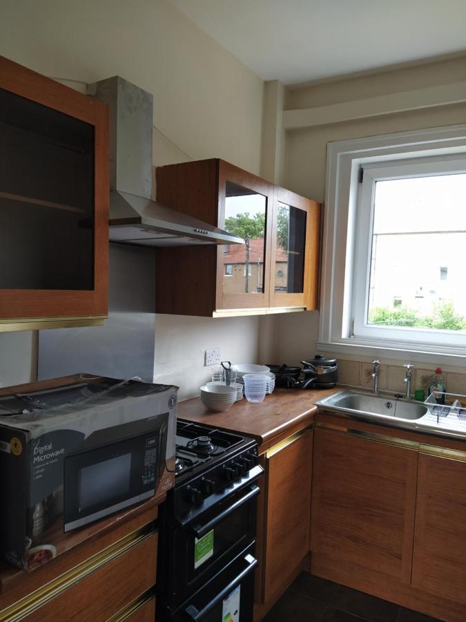 Self Catering 2 Bedroom Flat, Frequent Buses, 1-Minute Walk To Bus Stop, 20 Minutes To City Center Единбург Екстериор снимка
