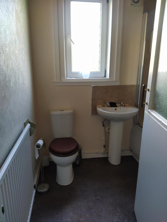 Self Catering 2 Bedroom Flat, Frequent Buses, 1-Minute Walk To Bus Stop, 20 Minutes To City Center Единбург Екстериор снимка