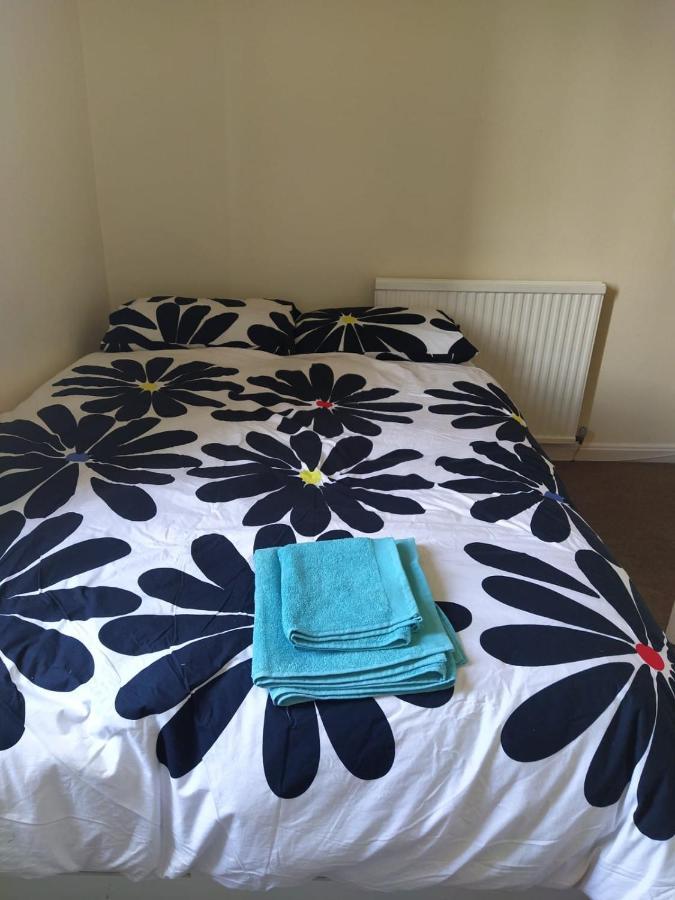 Self Catering 2 Bedroom Flat, Frequent Buses, 1-Minute Walk To Bus Stop, 20 Minutes To City Center Единбург Екстериор снимка
