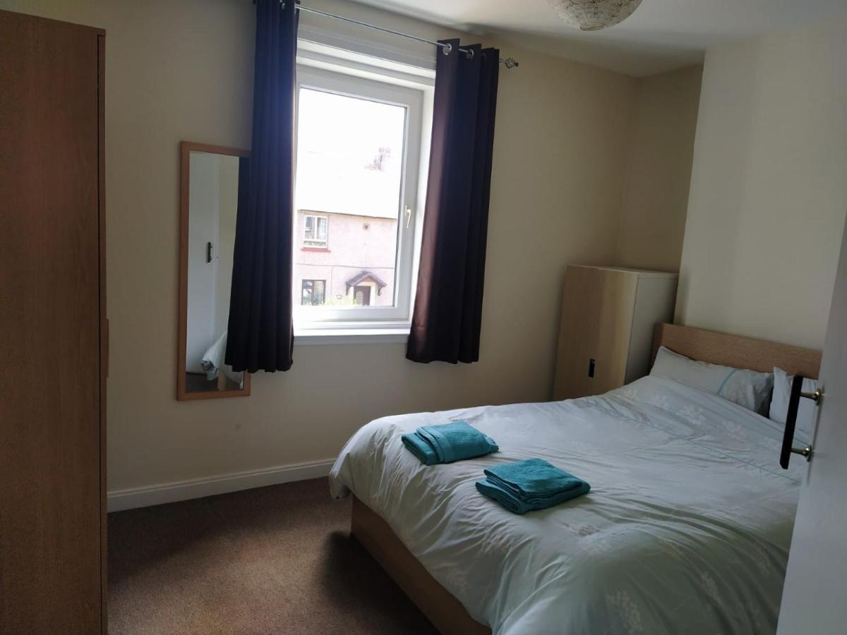 Self Catering 2 Bedroom Flat, Frequent Buses, 1-Minute Walk To Bus Stop, 20 Minutes To City Center Единбург Екстериор снимка