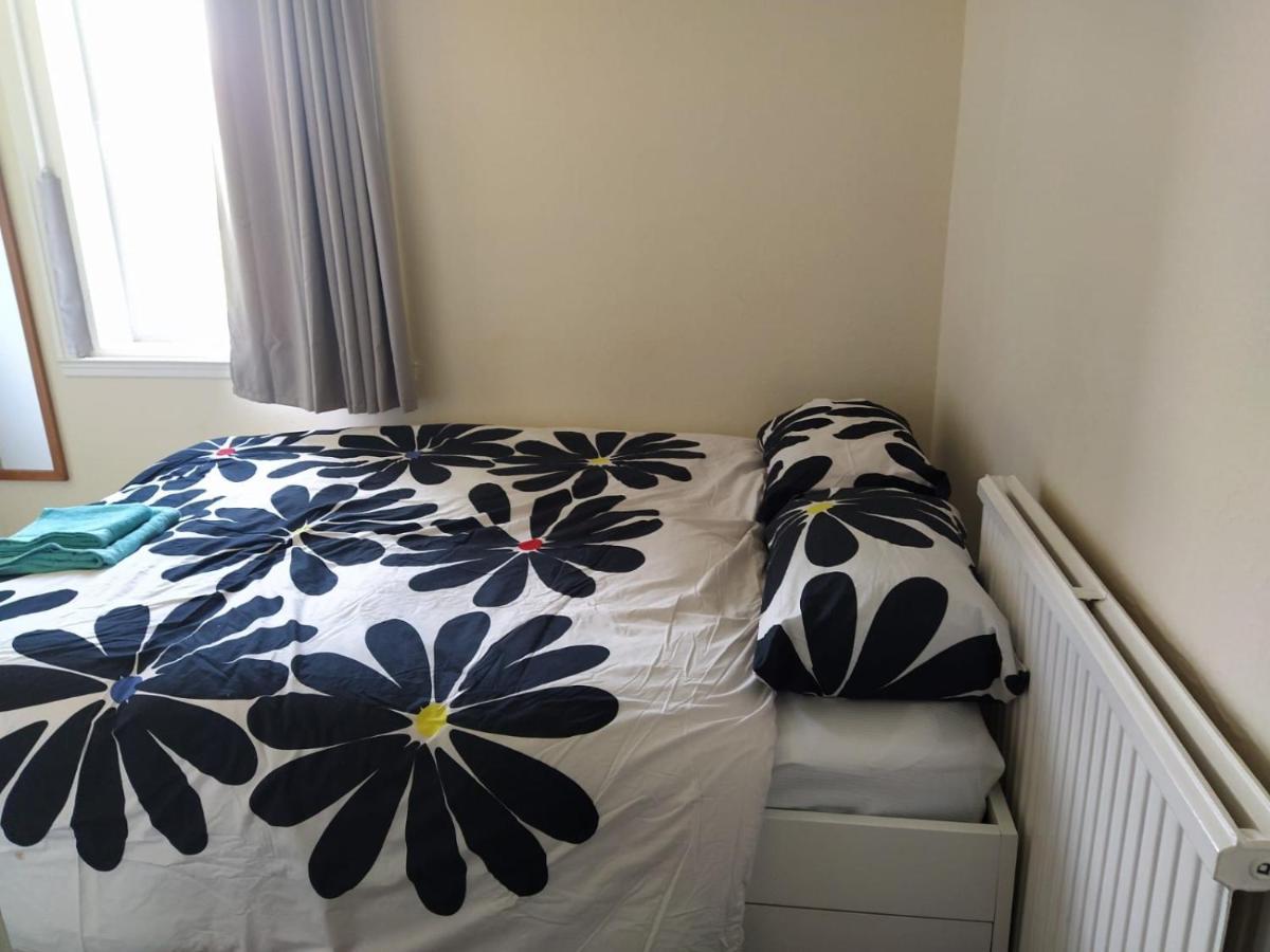 Self Catering 2 Bedroom Flat, Frequent Buses, 1-Minute Walk To Bus Stop, 20 Minutes To City Center Единбург Екстериор снимка